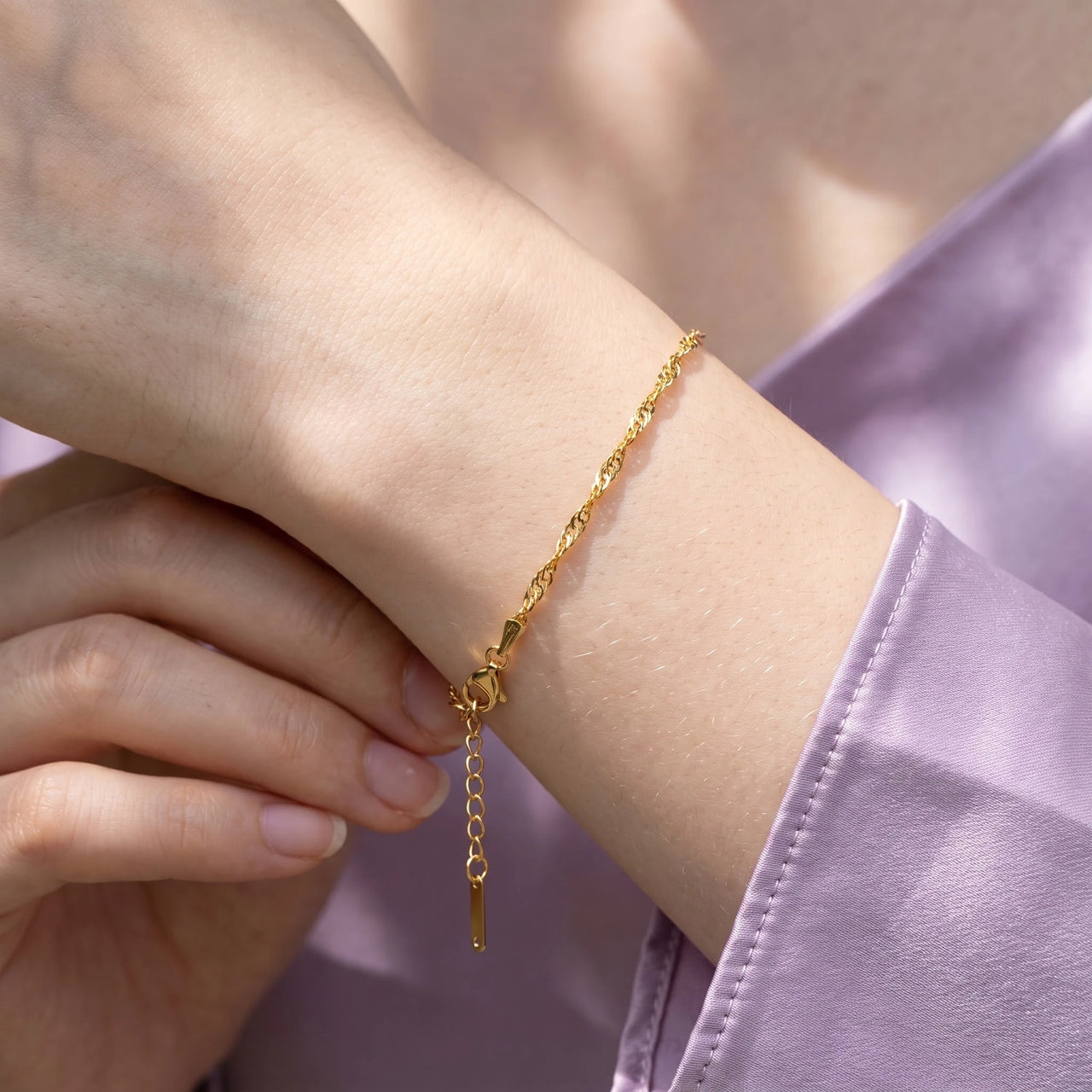 Dainty bracelet — close-up of the details, gold | SKU: lafinesse