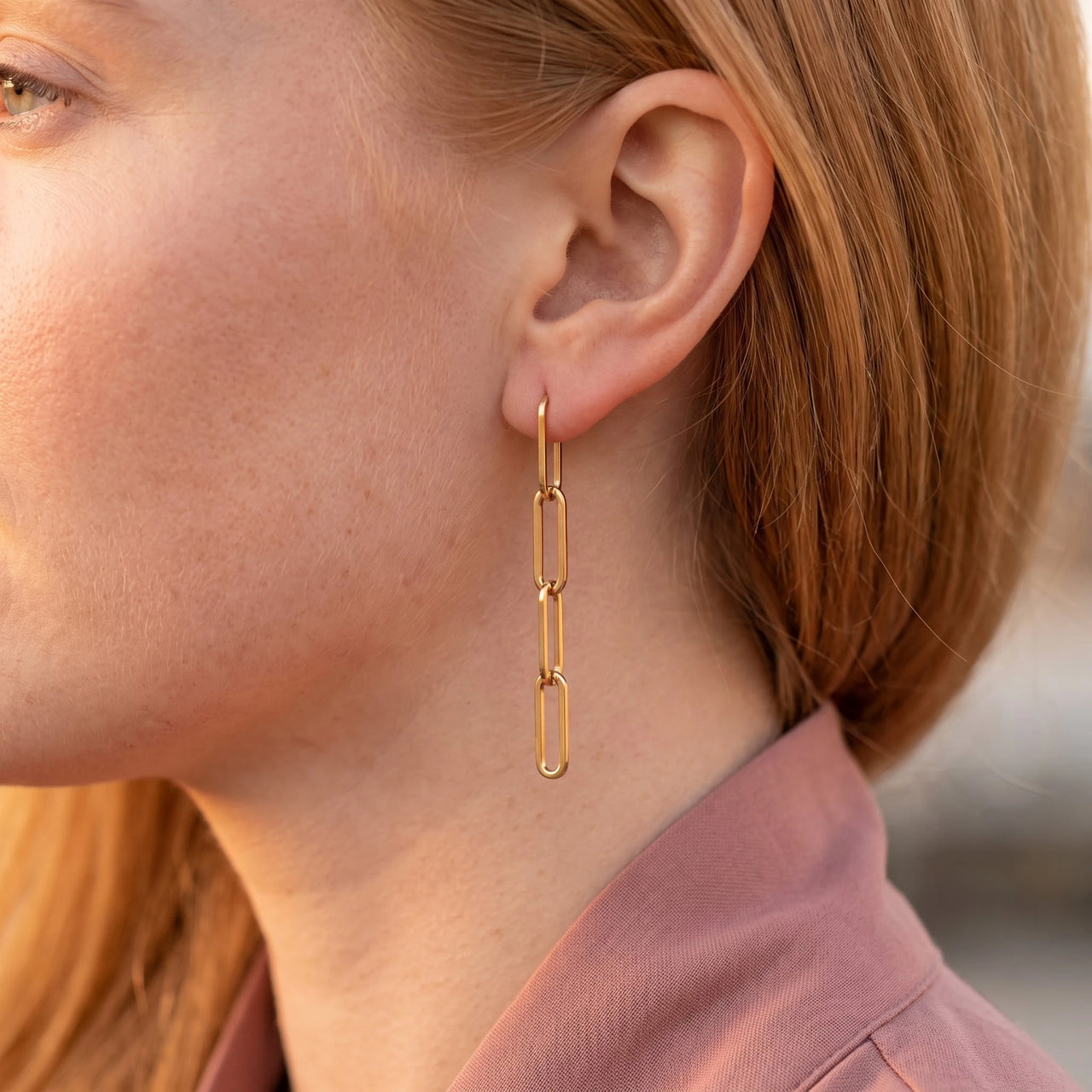 Paperclip earrings — close-up of the details, gold | SKU: lespendantes