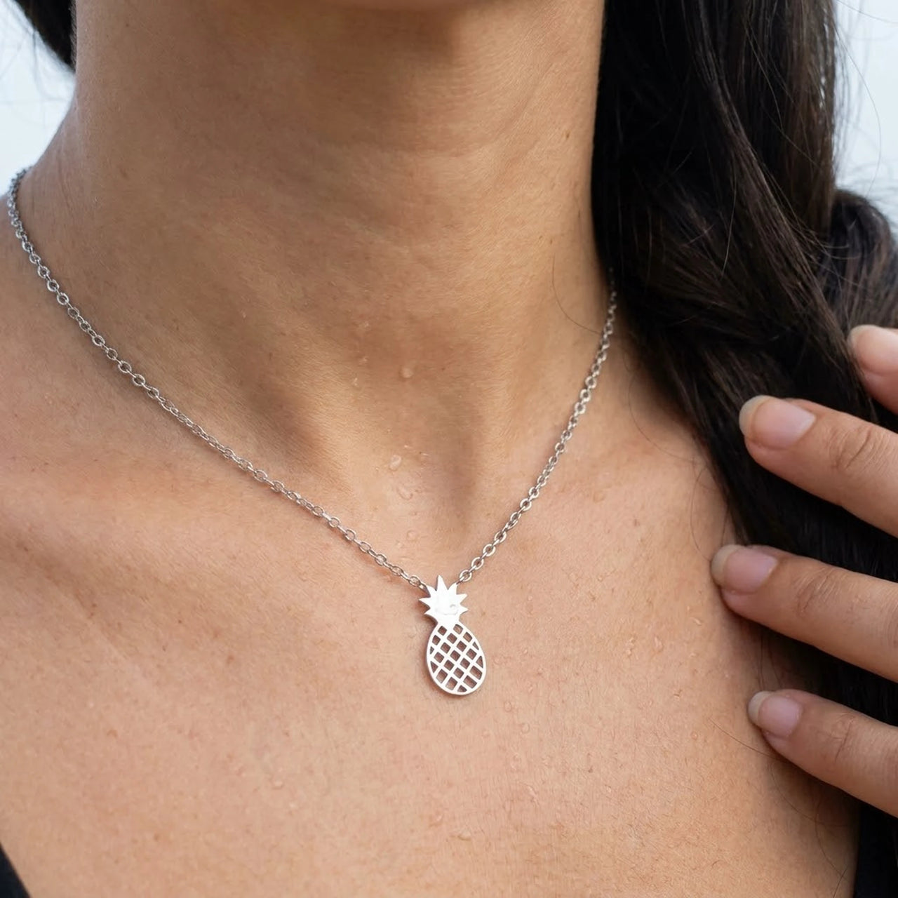Close-up of the silver necklace worn on the skin | SKU: 8050907-white-gold