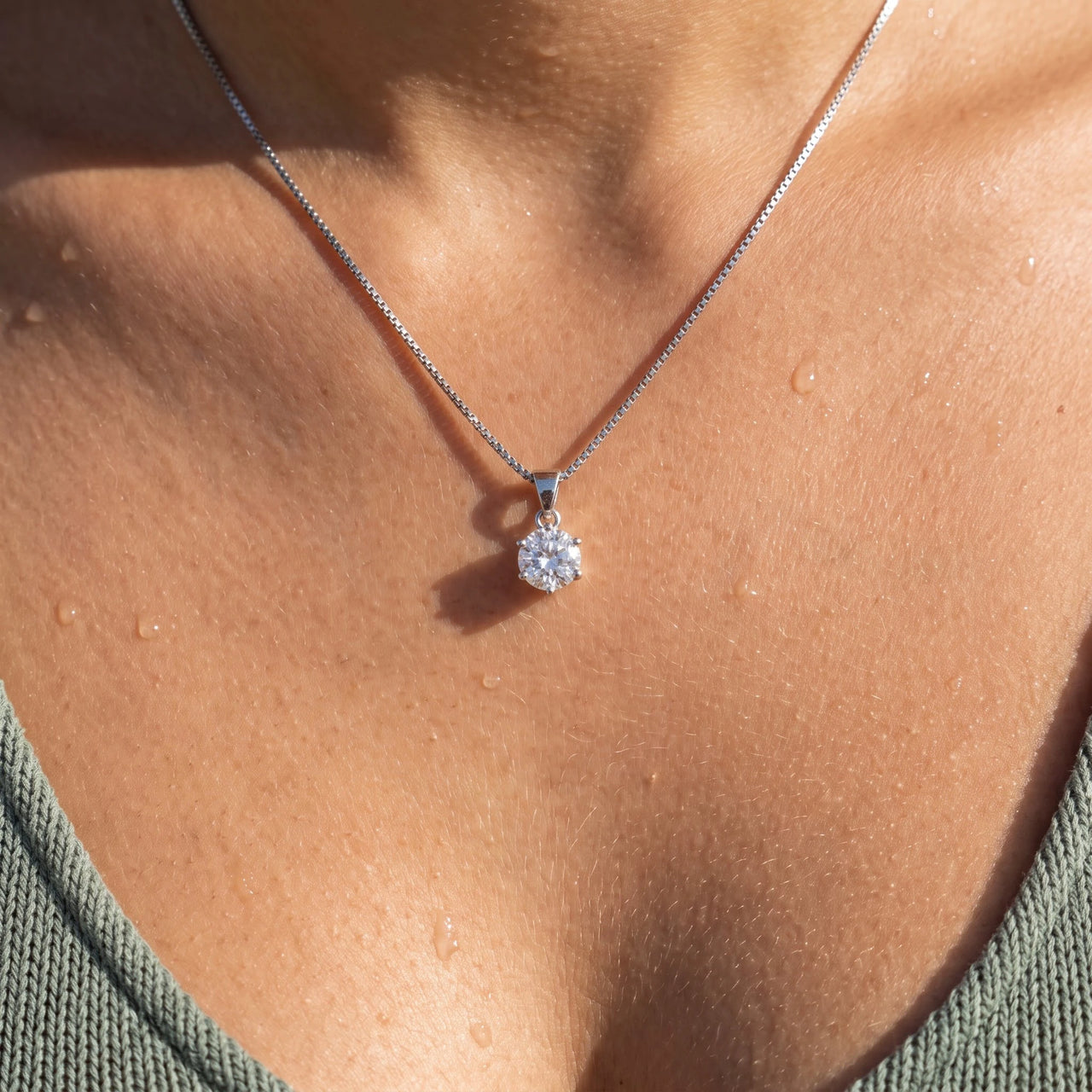 Solitaire pendant — close-up of the details, silver | SKU: 505665